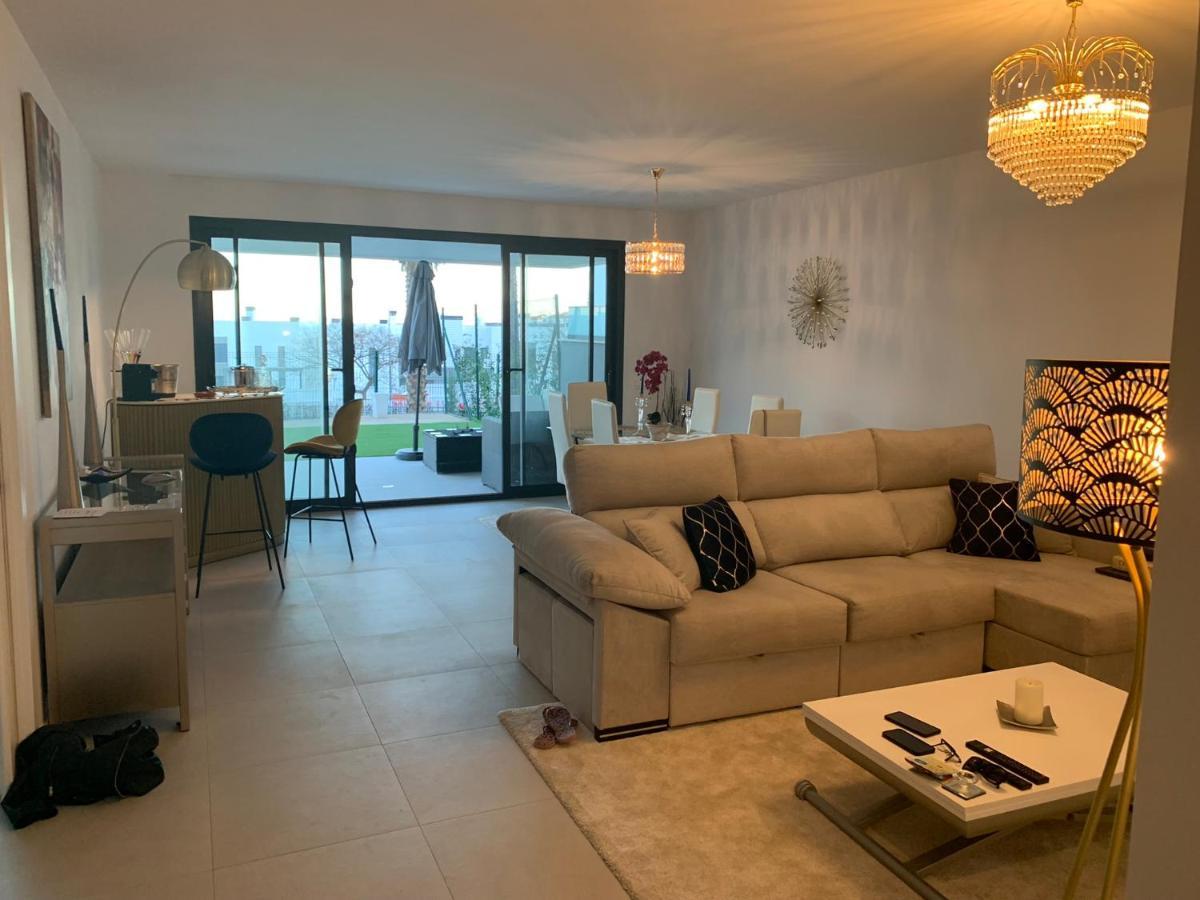 Casa Casu New Stunning 3 Bed Raised Ground Floor Apartment & Huge Balcony With Sea Pool & Mountain View Indoor & Outdoor Swimming Pools & Gym Walking Distance To Beach Port Estepona Traveller Award 2023 Bagian luar foto