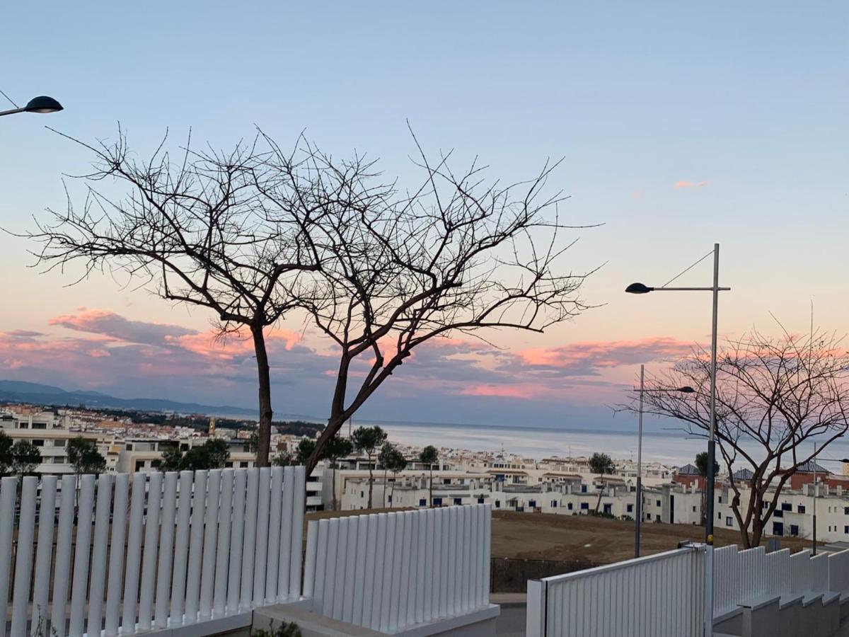 Casa Casu New Stunning 3 Bed Raised Ground Floor Apartment & Huge Balcony With Sea Pool & Mountain View Indoor & Outdoor Swimming Pools & Gym Walking Distance To Beach Port Estepona Traveller Award 2023 Bagian luar foto