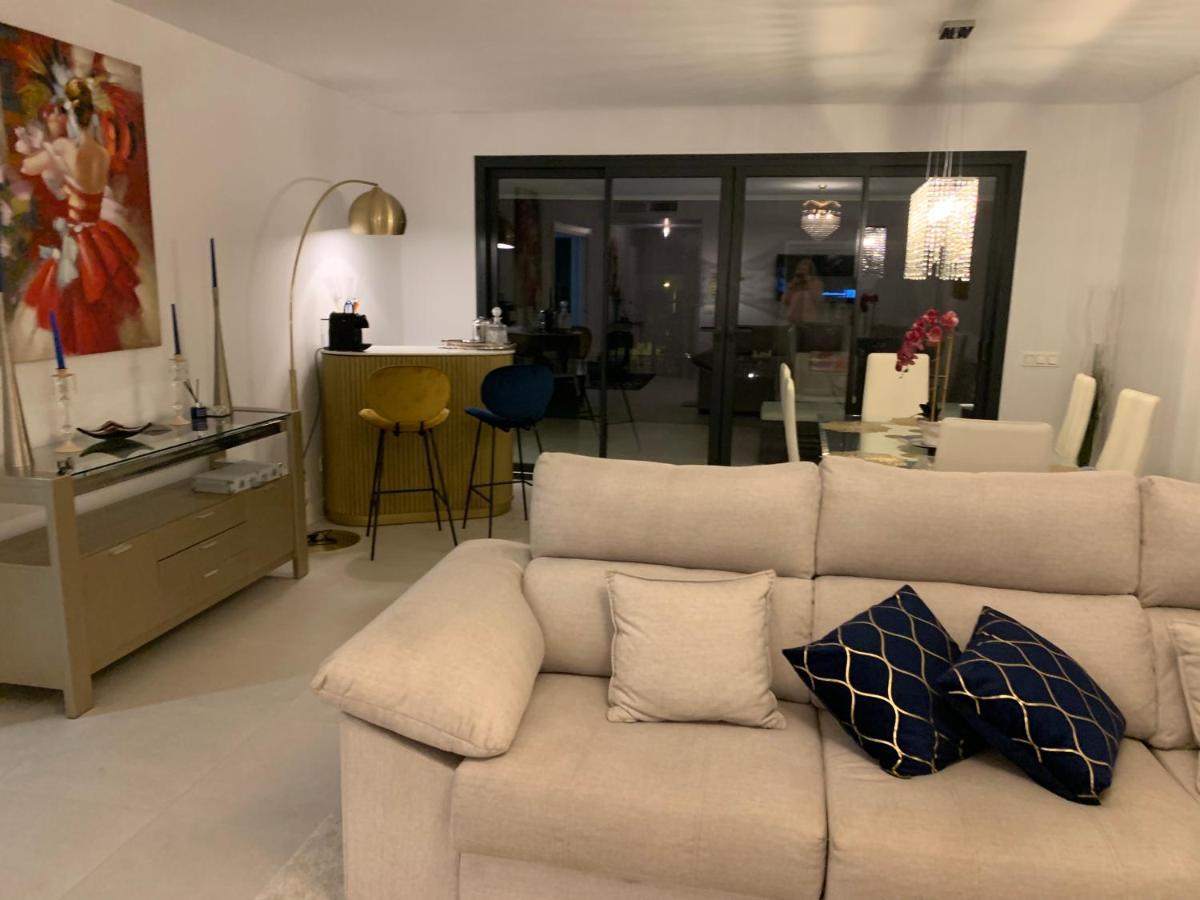 Casa Casu New Stunning 3 Bed Raised Ground Floor Apartment & Huge Balcony With Sea Pool & Mountain View Indoor & Outdoor Swimming Pools & Gym Walking Distance To Beach Port Estepona Traveller Award 2023 Bagian luar foto