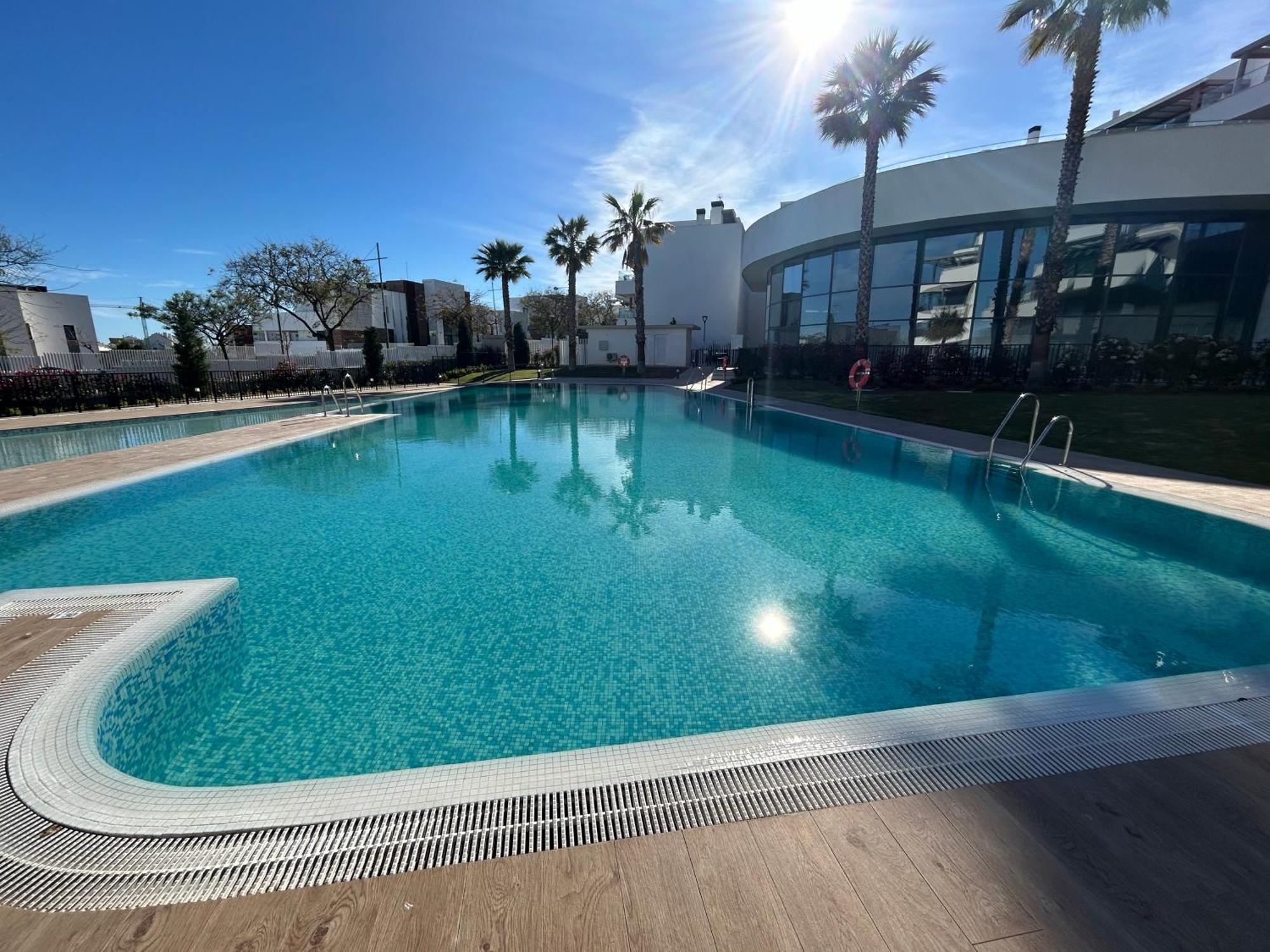 Casa Casu New Stunning 3 Bed Raised Ground Floor Apartment & Huge Balcony With Sea Pool & Mountain View Indoor & Outdoor Swimming Pools & Gym Walking Distance To Beach Port Estepona Traveller Award 2023 Bagian luar foto