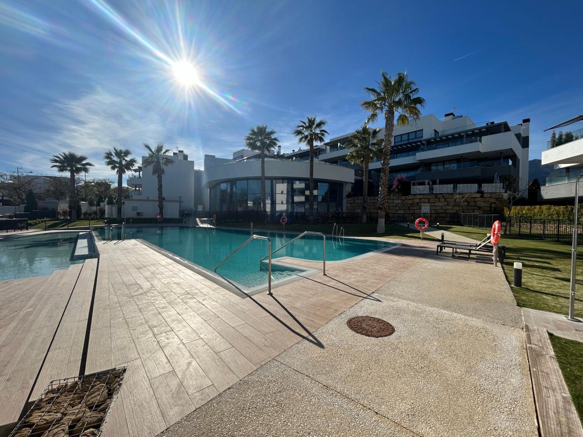 Casa Casu New Stunning 3 Bed Raised Ground Floor Apartment & Huge Balcony With Sea Pool & Mountain View Indoor & Outdoor Swimming Pools & Gym Walking Distance To Beach Port Estepona Traveller Award 2023 Bagian luar foto